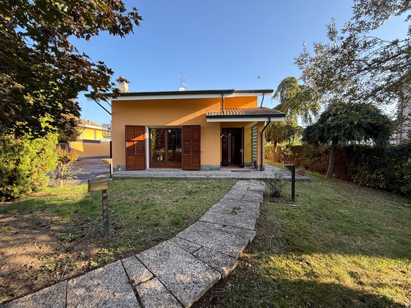 Villa in Affitto a San Giovanni del Dosso, 1'000€, 228 m²