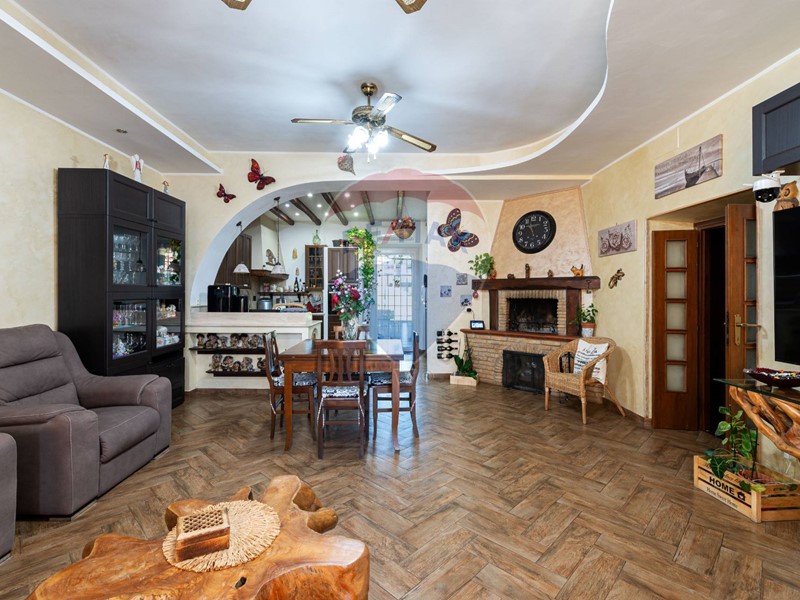 Quadrilocale in Vendita a Guidonia Montecelio, 260'000€, 150 m²