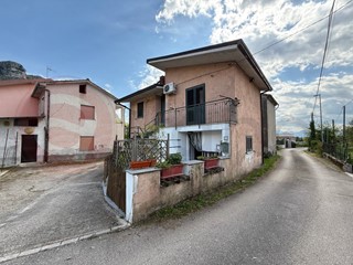 Casa Semi Indipendente in Vendita a Cervaro, 55'000€, 94 m²