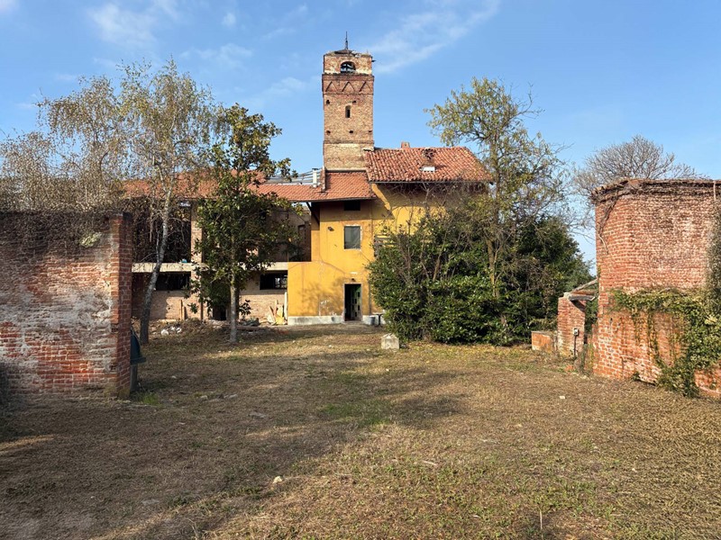 Rustico in Vendita a Lauriano, 210'000€, 350 m²