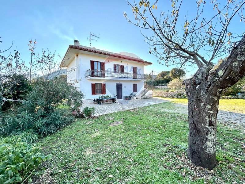 Villa in Vendita a Terracina, 198'000€, 238 m²