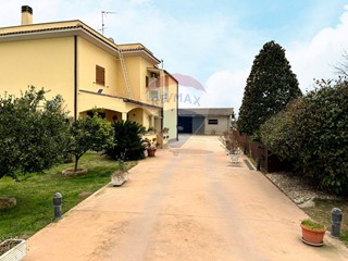Appartamento in Vendita a Terracina, 248'000€, 147 m², con Box
