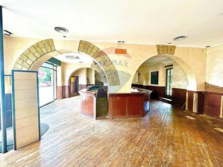 Immobile commerciale in Vendita a Terracina, 295'000€, 173 m²