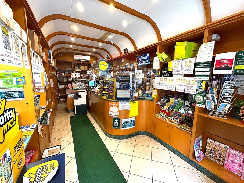 Attività commerciale in Vendita a Terracina, 240'000€, 28 m²