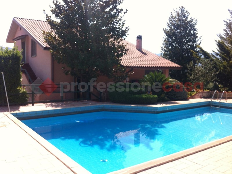Villa in Vendita a Vicovaro, 280'000€, 200 m², arredato