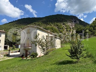 Casa Indipendente in Vendita a Scheggia e Pascelupo, 130'000&euro;, 230 m², arredato