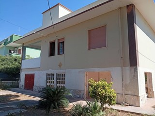 Villa in Vendita a Taranto, 185'000&euro;, 272 m², con Box