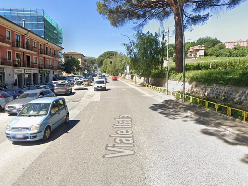 Immobile commerciale in Affitto a Avellino, 2'000&euro;, 210 m²