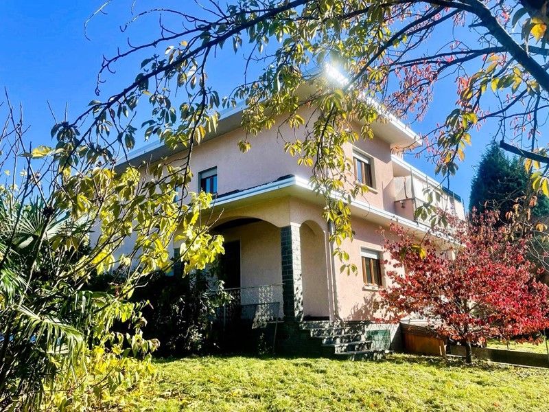 Villa in Vendita a Castronno, 650'000&euro;, 319 m²