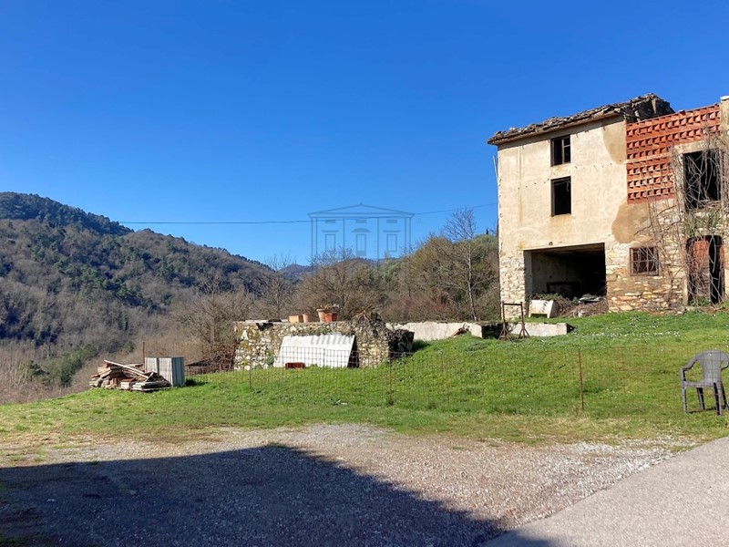 Casale in Vendita a Lucca, zona Ovest, 290'000&euro;, 300 m²