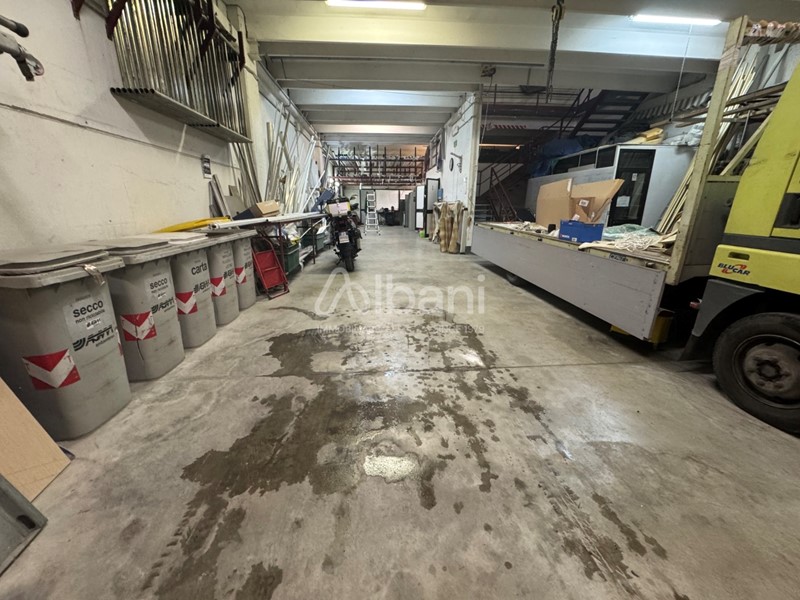 Capannone in Vendita a La Spezia, 335'000€, 1000 m²