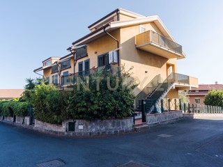 Casa Semi Indipendente in Vendita a Sant'Agata li Battiati, 350'000€, 210 m², con Box