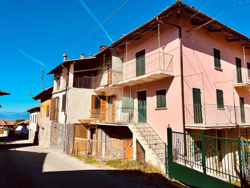Casa Semi Indipendente in Vendita a Belvedere Langhe, 27'000€, 160 m²