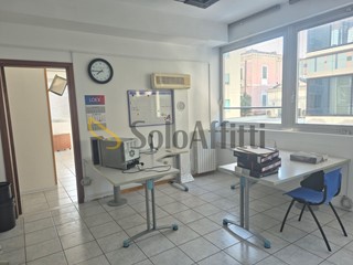 Ufficio in Affitto a Pescara, zona Corso Vittorio Emanuele, 350€, 40 m²