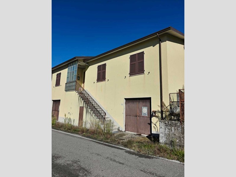 Casa Indipendente in Vendita a Licciana Nardi, 180'000€, 200 m², con Box