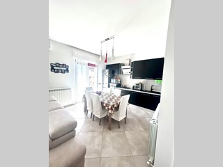 Quadrilocale in Vendita a Castelnuovo Magra, 200'000€, 105 m², con Box