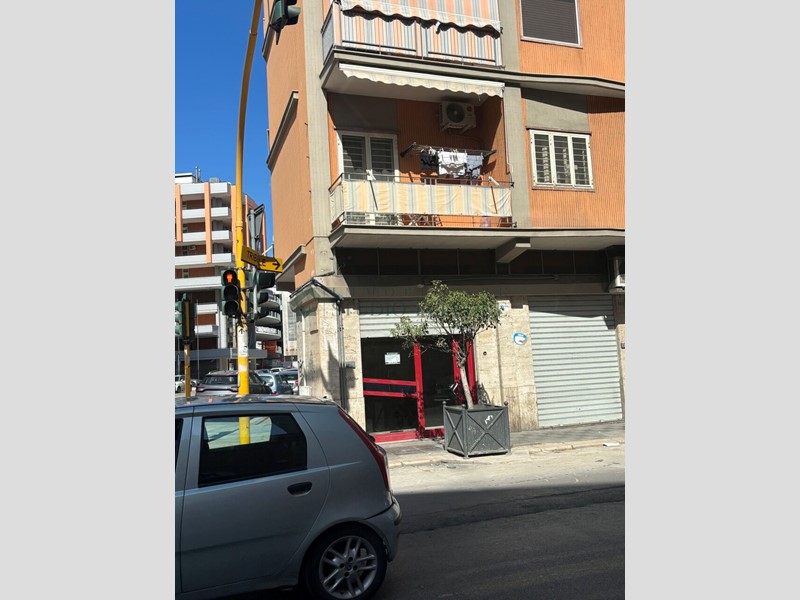 Attività commerciale in Affitto a Bari, 650€, 37 m²