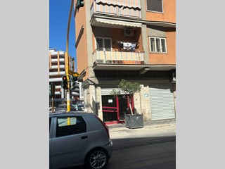 Attività commerciale in Affitto a Bari, 650€, 37 m²