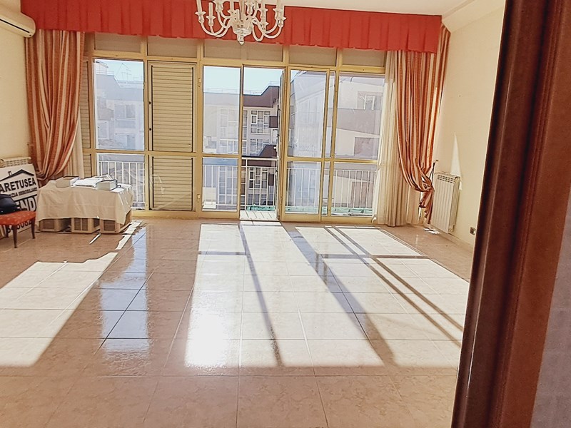 Appartamento in Vendita a Siracusa, zona AKRADINA, 150'000€, 233 m², con Box