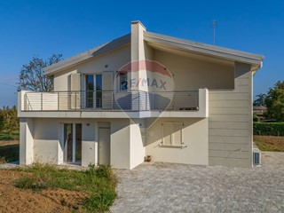 Villa in Vendita a Reggio Emilia, 949'000€, 290 m²