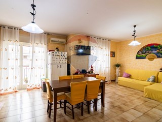 Trilocale in Vendita a Aci Sant'Antonio, 89'000€, 93 m²
