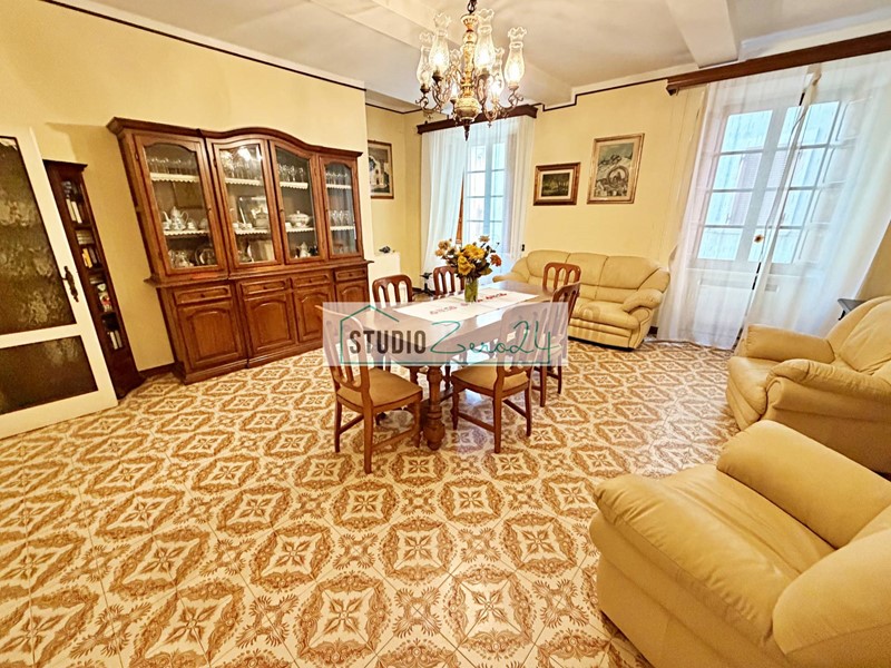 Casa Semi Indipendente in Vendita a Seravezza, 260'000&euro;, 200 m²