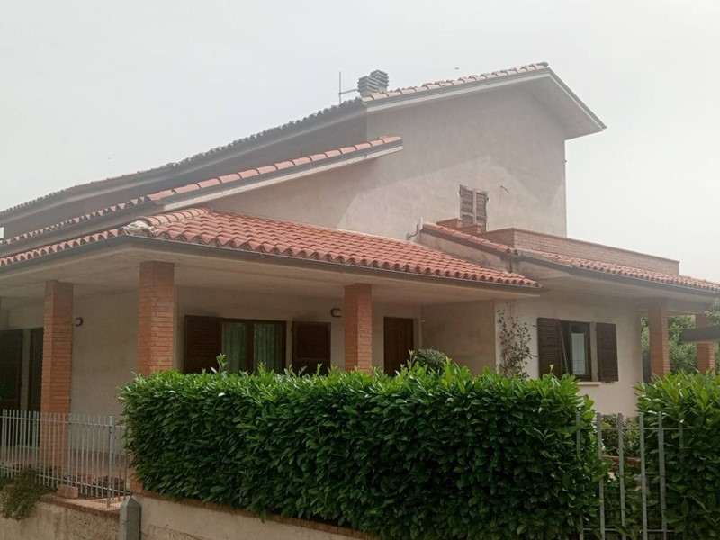 Villa in Vendita a Fabriano, 350'000€, 250 m²