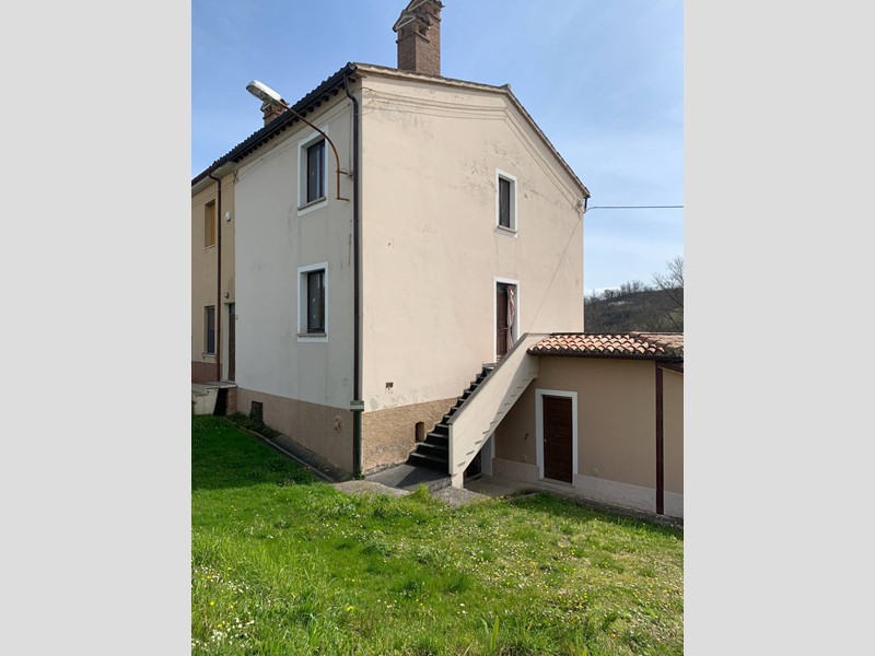 Villetta a schiera in Vendita a Fabriano, 135'000€, 130 m²
