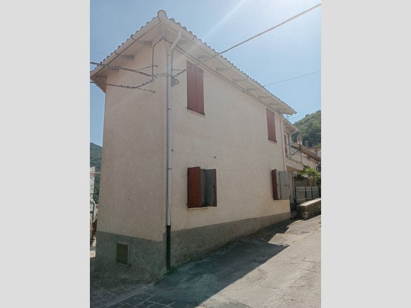 Villetta a schiera in Vendita a Fabriano, 38'000€, 140 m²