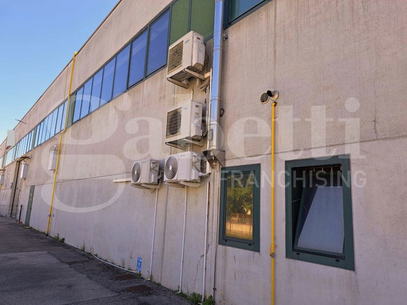 Capannone in Affitto a Casier, 2'200€, 550 m²