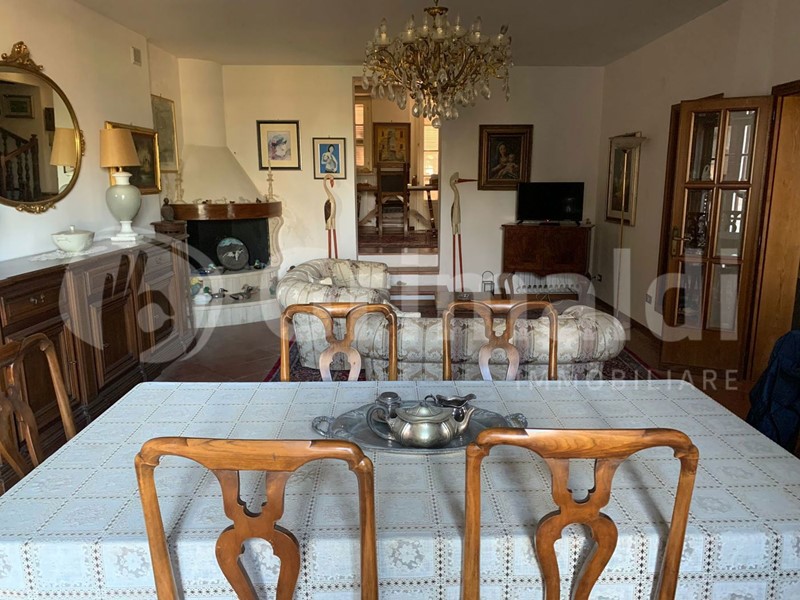 Casa Indipendente in Vendita a Bettona, 370'000€, 274 m²