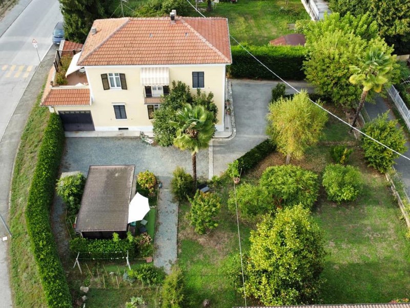 Villa in Vendita a Verzuolo, 290'000€, 282 m², arredato