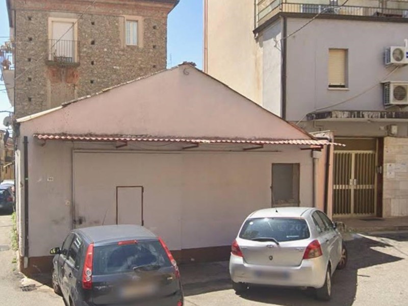 Immobile commerciale in Affitto a Lamezia Terme, 700€, 94 m²