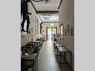 Negozio in Affitto a Cassino, 1'200€, 85 m²