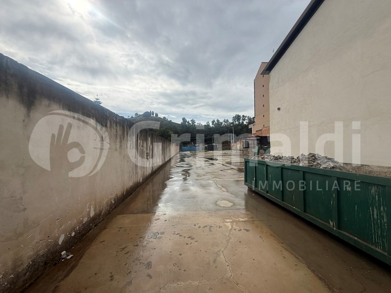 Capannone in Vendita a Messina, 680'000€, 284 m²