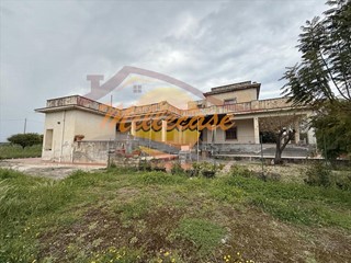 Villa in Vendita a Siracusa, zona Belvedere, 315'000&euro;, 330 m²