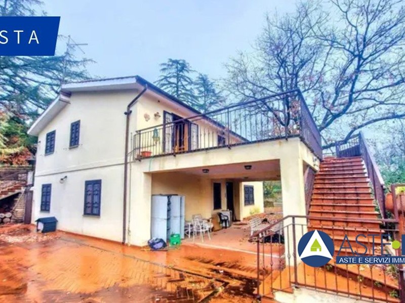 Villa in Vendita a Sutri, 179'200€, 340 m²