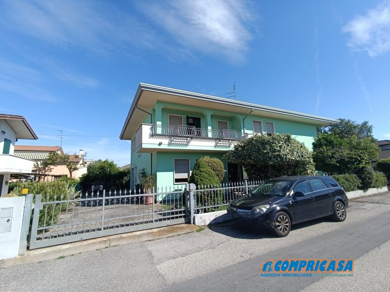 Casa Semi Indipendente in Vendita a Casale di Scodosia, 159'000€, 200 m²