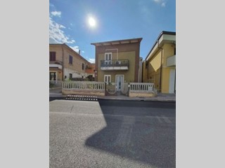 Villa in Vendita a Cepagatti, 270'000€, 230 m²