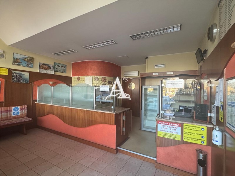 Negozio in Affitto a Vigasio, 1'300€, 70 m²