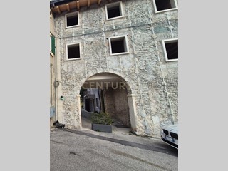 Casa Semi Indipendente in Vendita a Negrar di Valpolicella, 570'000€, 315 m², con Box