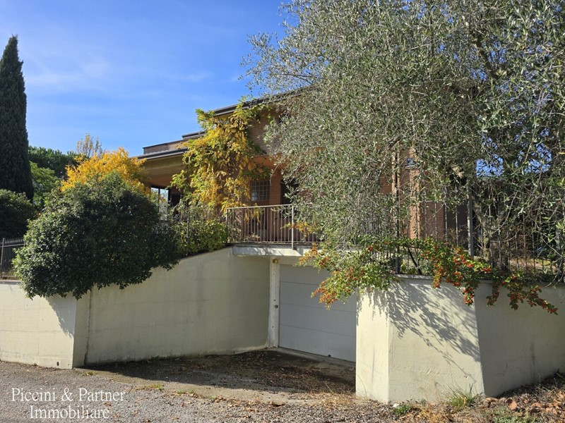 Casa Indipendente in Vendita a Perugia, zona Monte Bagnolo, 340'000€, 270 m², con Box