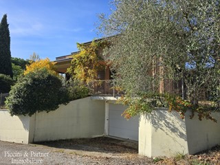 Casa Indipendente in Vendita a Perugia, zona Monte Bagnolo, 340'000€, 270 m², con Box