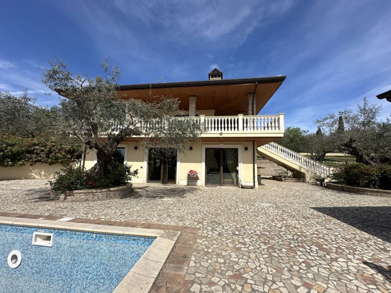 Villa in Vendita a Città Sant'Angelo, 649'000€, 350 m²