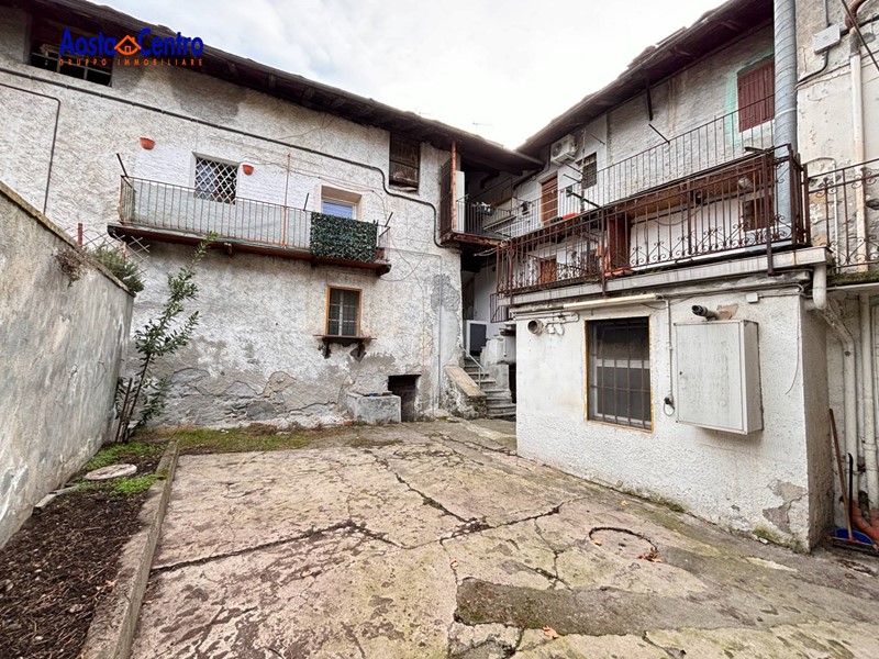 Casa Indipendente in Vendita a Aosta, 155'000&euro;, 200 m²