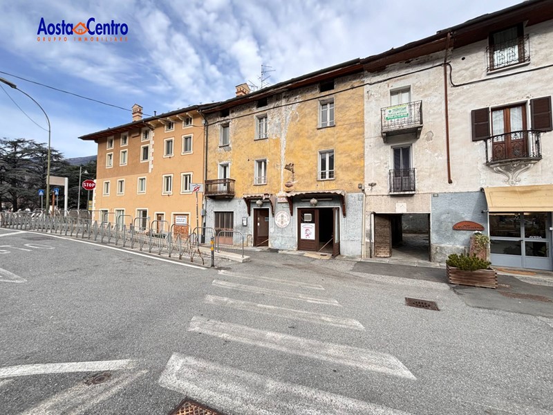 Casa Indipendente in Vendita a Aosta, 375'000&euro;, 530 m²