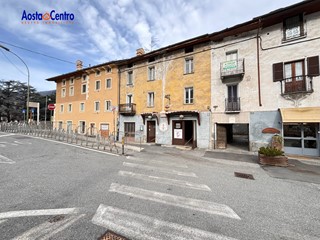 Casa Indipendente in Vendita a Aosta, 375'000&euro;, 530 m²