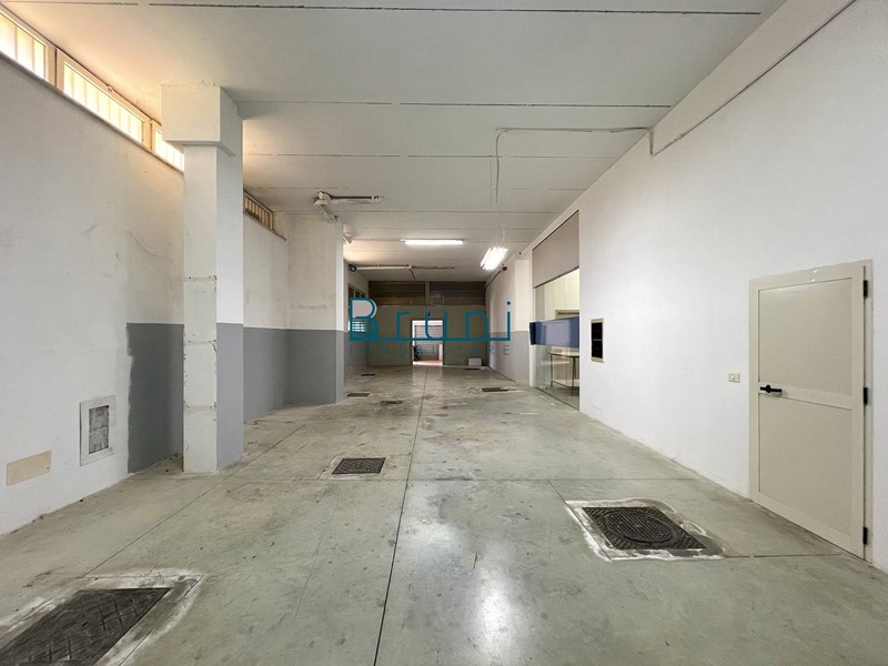 Magazzino in Affitto a San Benedetto del Tronto, 800€, 290 m²