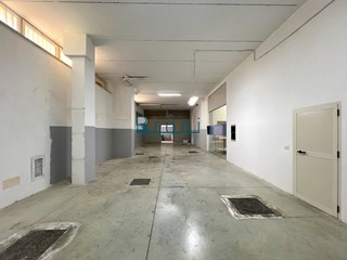 Magazzino in Affitto a San Benedetto del Tronto, 800€, 290 m²