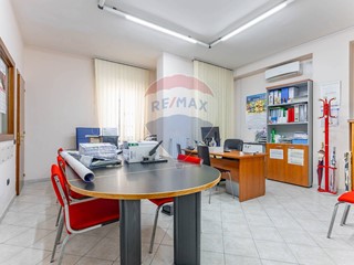 Ufficio in Vendita a Bari, 285'000€, 171 m²